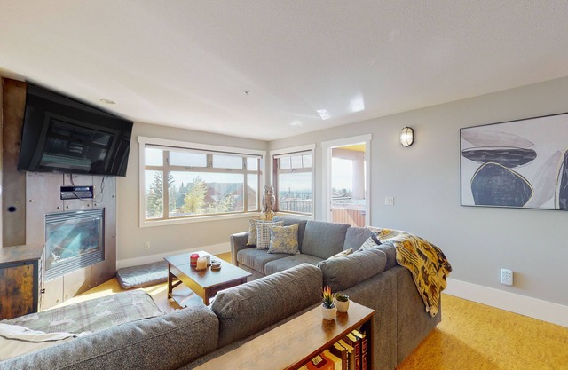 Charming dog-friendly condo w/ pool, hot tub, skiing, fireplace, & fitness area