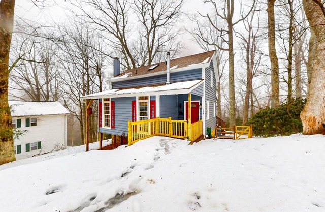 Charming dog-friendly cottage near Blowing Rock with private hot tub, deck, BBQ