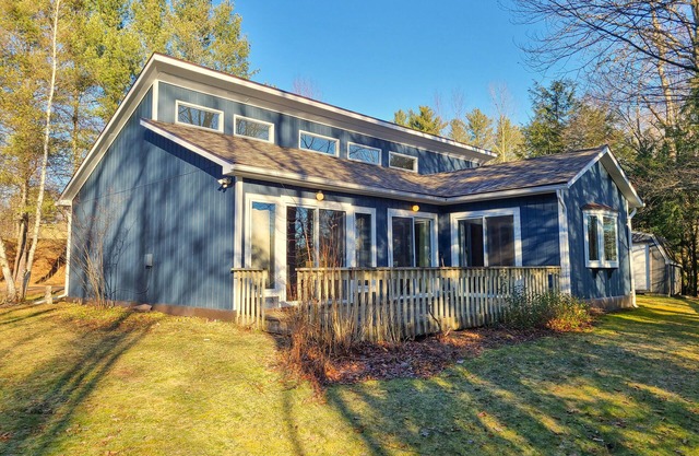 Charming dog-friendly riverside escape with deck, firepit & EV charger