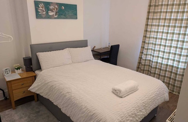 Charming Double bedroom in New Moston