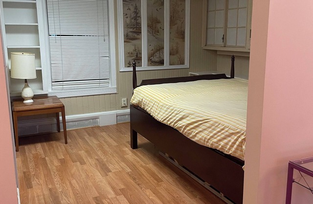 Charming double-room bedroom in a house in awesome Fairfax with fitness room, AC