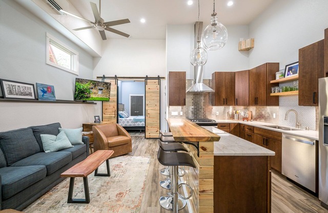 Charming Downtown 1 Bedroom Condo