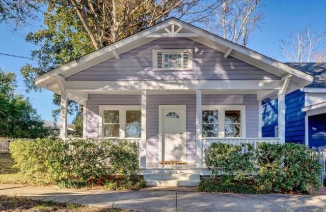 Charming Downtown Cottage~Private Yard~Near Beach