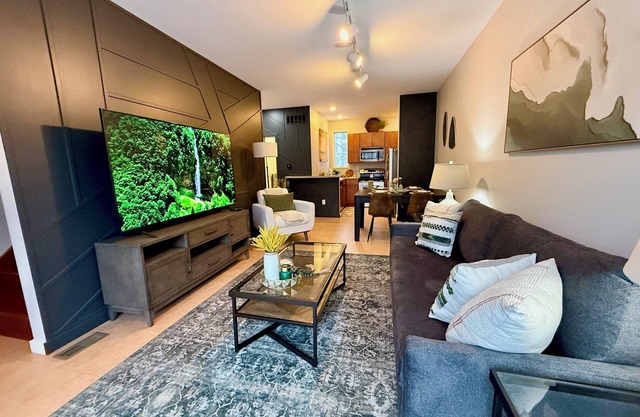Charming Downtown Dayton Townhome with private garage