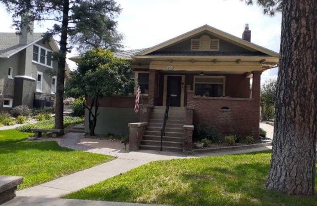 Charming Downtown Historic Cottage. Walk to Downtown!