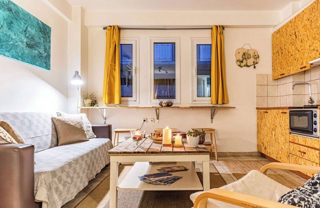 Downtown Central Suite with Private Parking