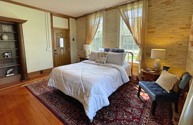 Charming Downtown Victorian: Studio