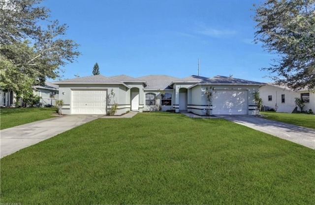 Get to the beach in minutes! Enjoy a quiet Safari themed 2 bed, 2 bath home.