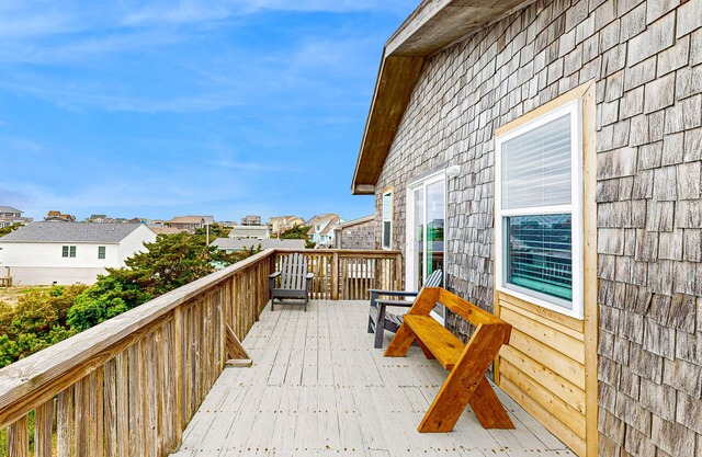 Charming duplex with balcony, central AC, kitchenette, & dog-friendly
