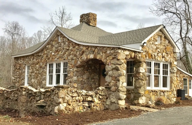 Charmant chalet du début des années 1900, récemment rénové, bain à remous, foyer