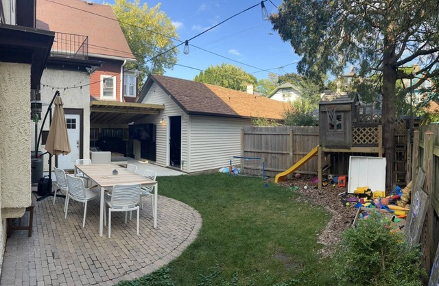 Charming east side home with gym, sauna and outdoor TV for RNC!