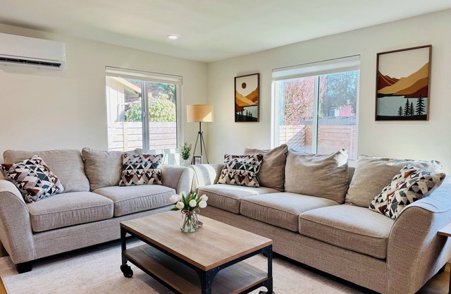 Charming Entire Guesthouse, Private Entrance in delightful Bellevue/Seattle