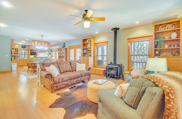 Charming Family Cabin w/ Fire Pits in Clarksville