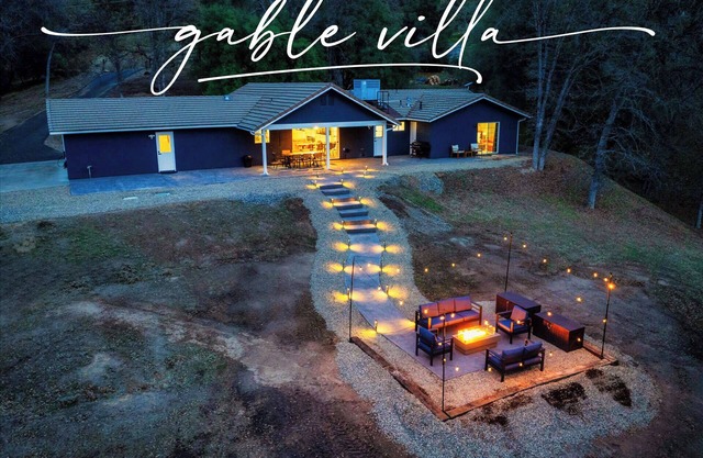 Charming Family-friendly house with Arcade Room and stunning view. Sleeps 16+