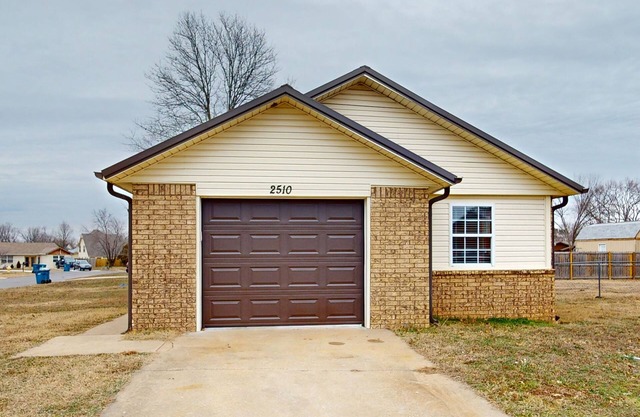 Charming Family Home with Pet-Friendly Yard and Modern Comforts