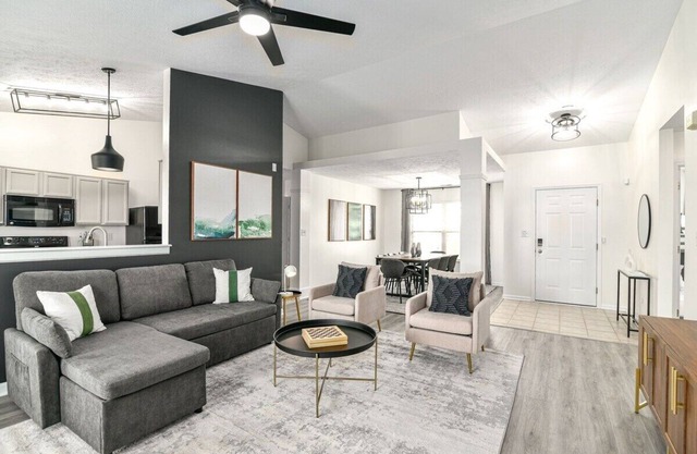 Charming Family Retreat, Steps from Grand Park!