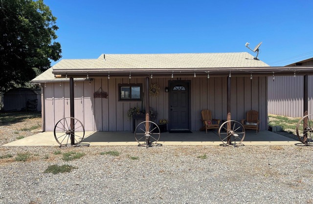 Charming farmhouse in peaceful Hemet with WiFi and AC