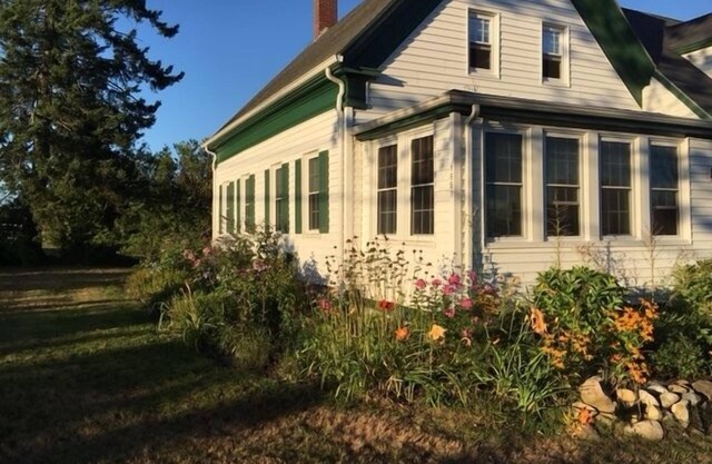 Charming farmhouse located near Live Well Farm, and Stover's Beach