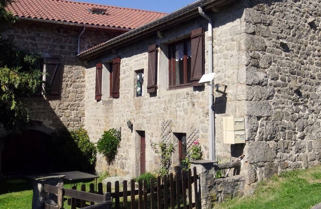 Gîte chaleureux avec cheminée, jardin et four à pain, idéal pour des vacances paisibles en nature