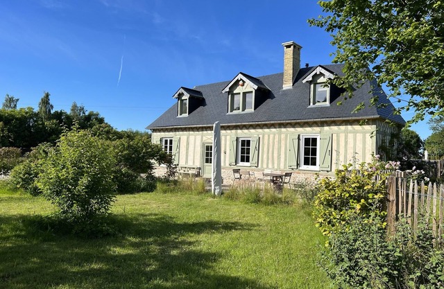 Charmante et chaleureuse fermette normande restaurée au calme avec piscine