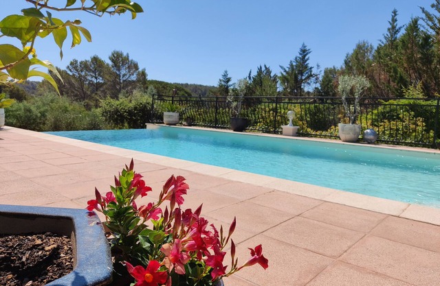 Appartement au calme, piscine.