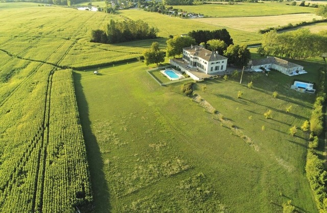 Charmante propriété 17e, 32 pers., 14 ch., 2 Piscines, Billard, Vues imprenables