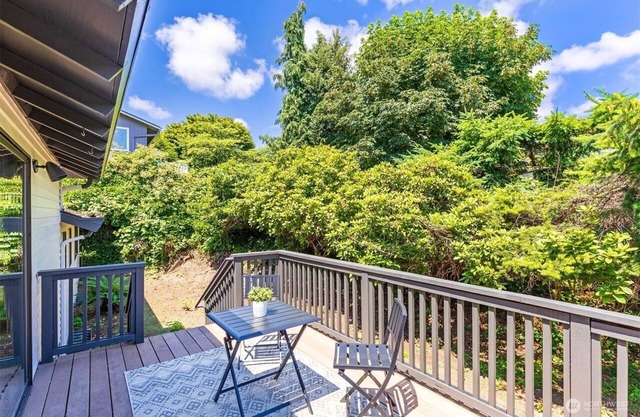 Charming full floor with AC, WiFi in fabulous Kenmore
