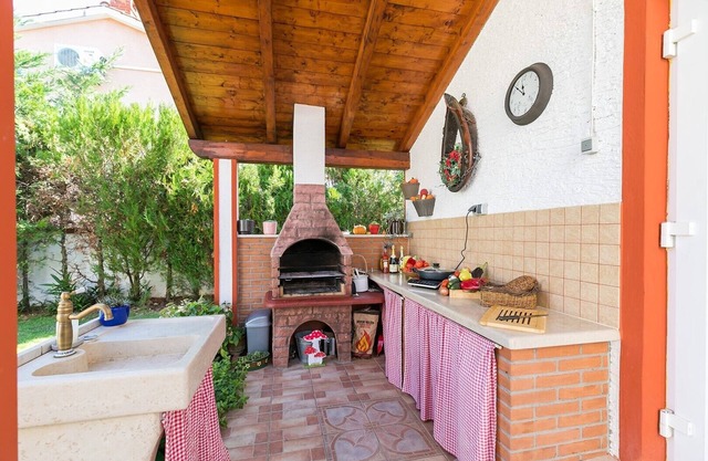 Charming fully-equipped villa with a private garden and pool