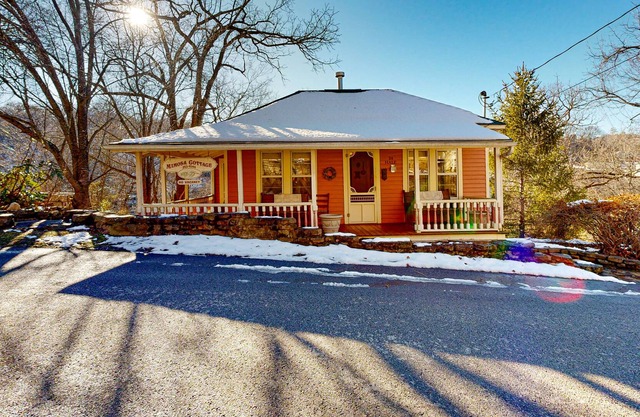 Charming fully restored cottage with balcony, private hot tub, balcony & views