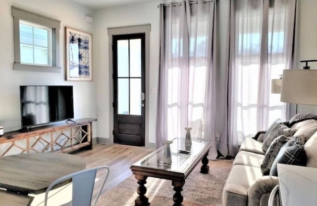 Sunny & Cozy Cottage | 12 minutes to Beach