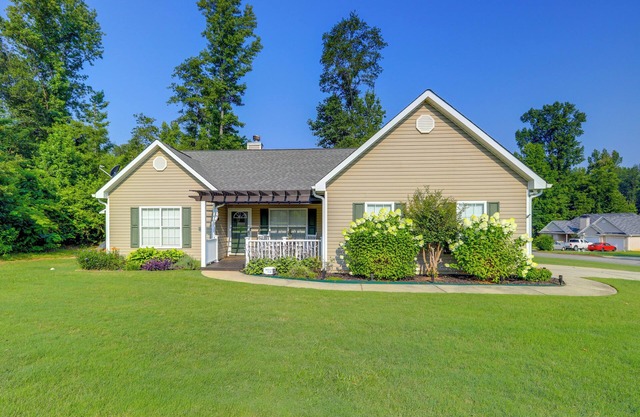 Charming Getaway w/ Grill: 2 Mi to Newnan Square!