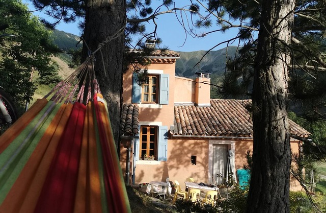 Gite de charme au pied des Monges. Alpes du Sud, 6 à 8 personnes