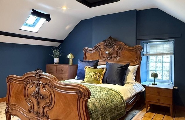 Charming Grade 2 Listed Apartment in Alnwick town centre with castle views.