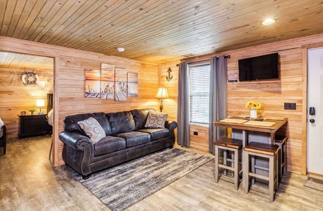 Charming Grand Rivers Getaway - 1/2 Mi to Downtown