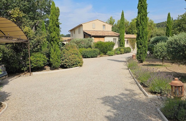 Charming green setting in the heart of the Luberon, near Cucuron, large swimming pool