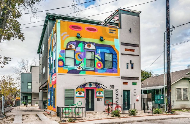 Charming ground-floor studio apartment in San Antonio - independent entrance