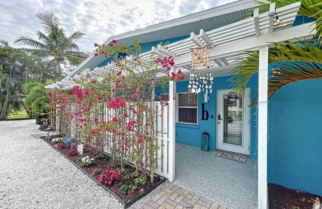 Charming Ground Level Resort Style 3unit condo unit B a few steps from the beach