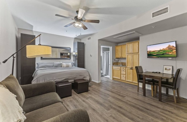 Cute, Clean & Close to Plaza!