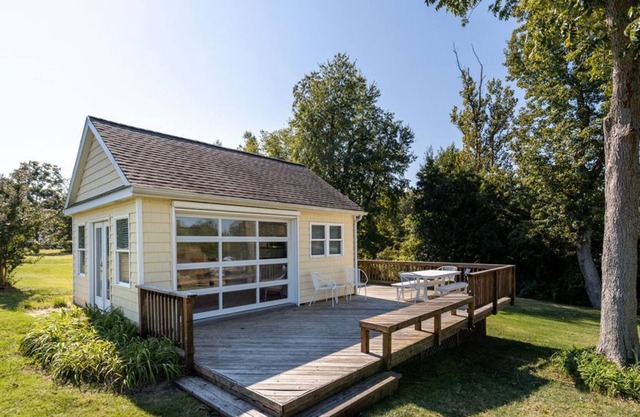 Charming Guest Cottage on Jackson Creek w/kayaks and bikes available!