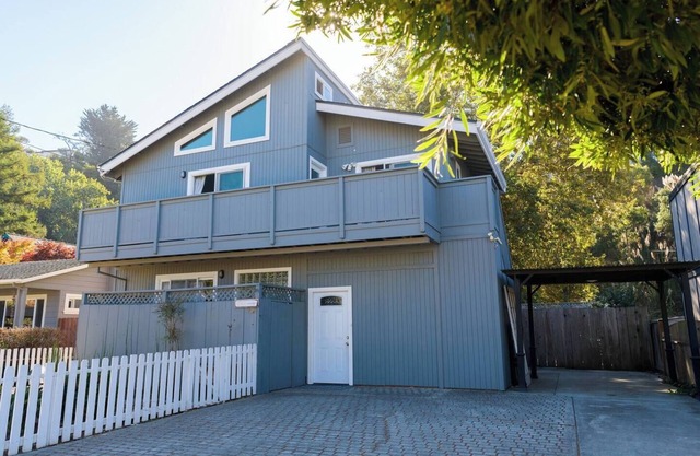 Charming 1-bedroom guest house in Aptos - the entire second floor is all yours!