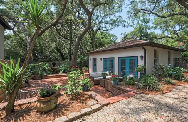 Charming Guest House at Live Oaks on the Bayou