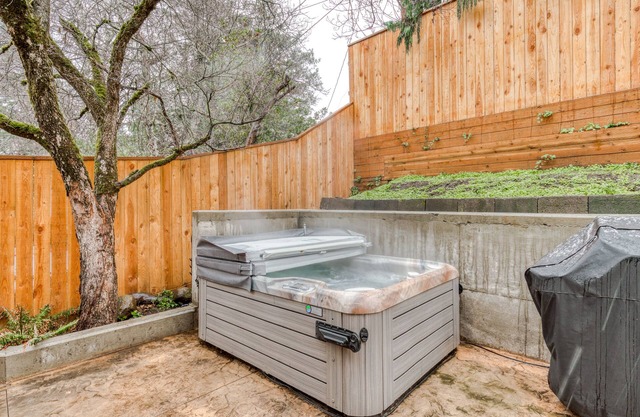 Charming guest suite with WiFi, washer/dryer, & shared hot tub - great location