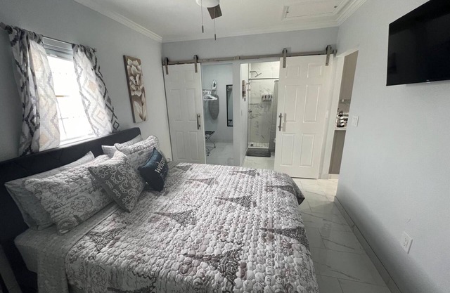 Charming guesthouse A 1-bedroom apartment in enjoyable Lakeland with AC