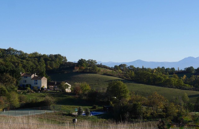 Hameau de charme en pleine nature avec Piscine,Tennis, Equitation ...