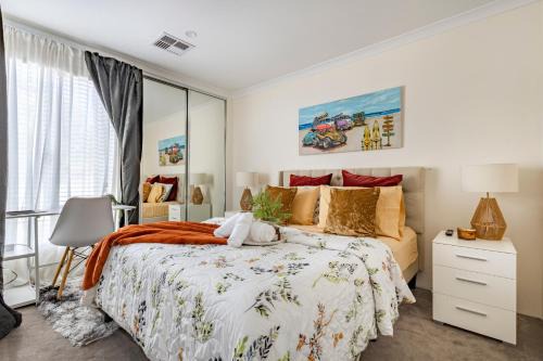 Charming Hampton-Style Retreat,Tranquil Private Bedroom with Shared Bathroom