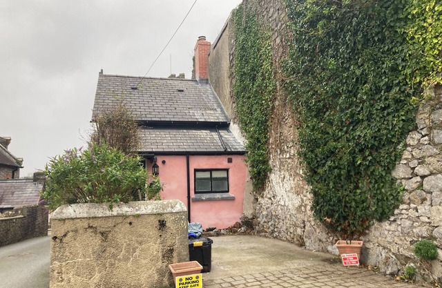 Charming 2-bedroom cottage in pleasant Pembroke with WiFi