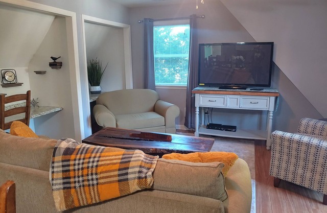 Charming Highlands Carriage House (2 beds/2bath)