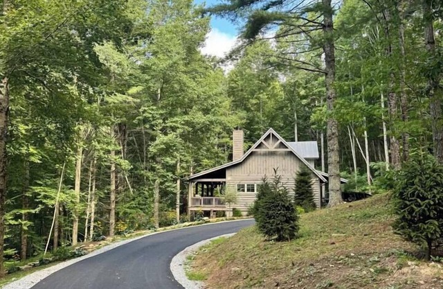 Charming Highlands Cottage | Hot Tub | Fireplace |