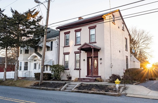 Charming, historic 3-bedroom house in quaint Fredericksburg with AC, WiFi