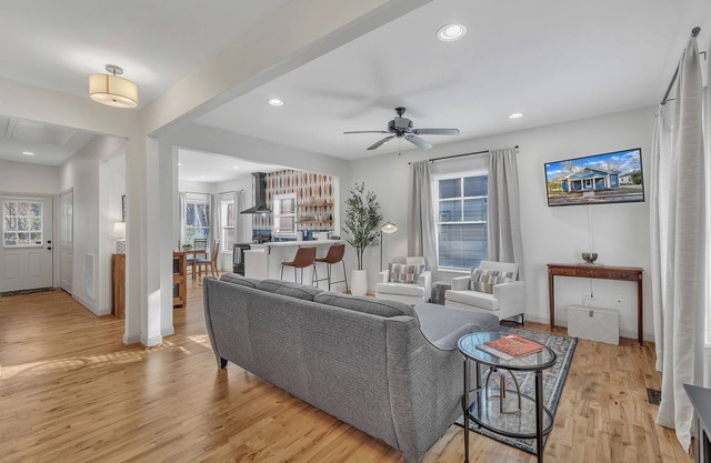 Charming Historic 2-bedroom house in Raleigh. Near The Village District.